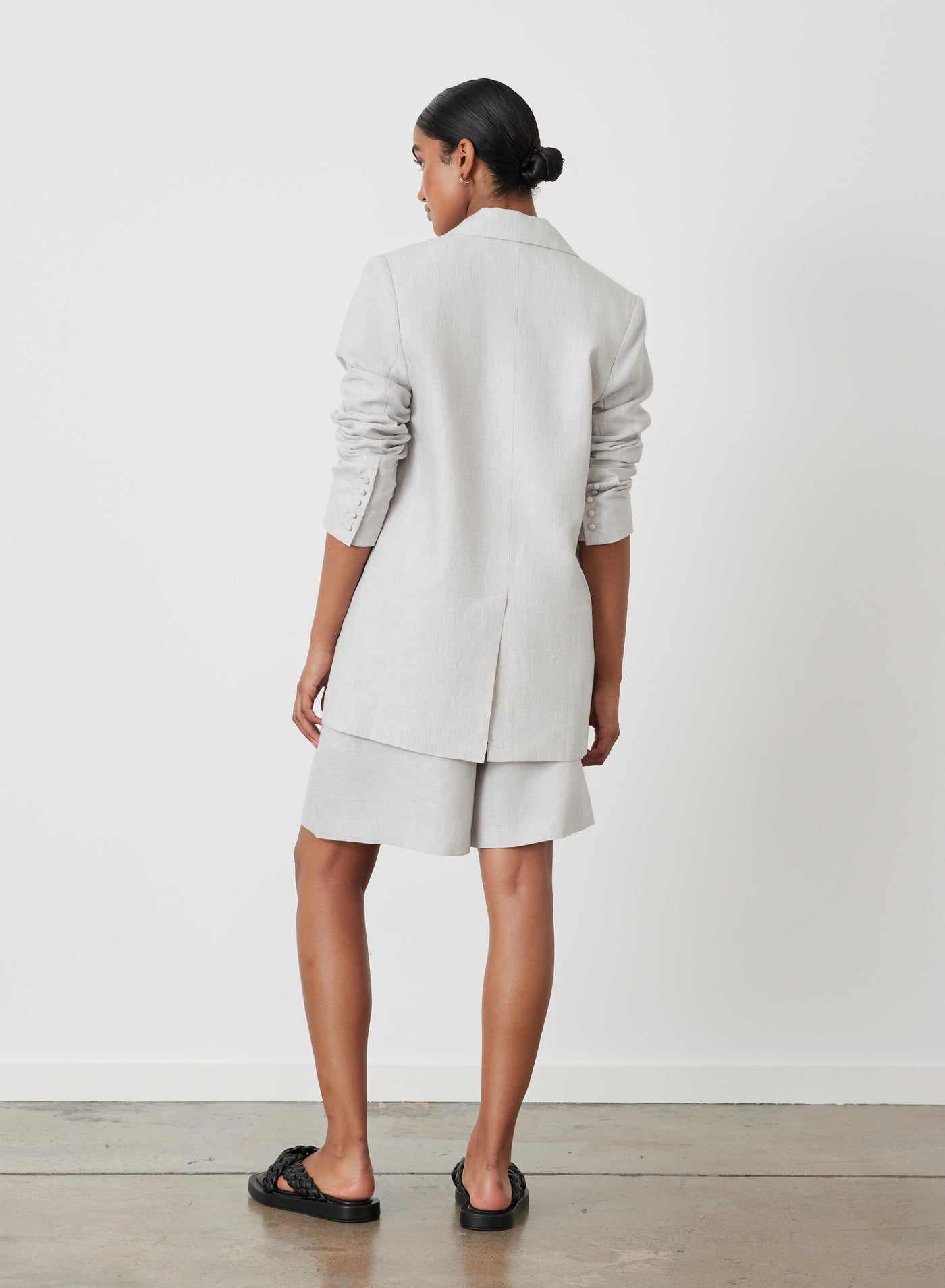 LUCIA LINEN BERMUDA SHORT | MOON